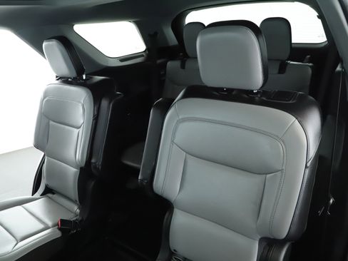 Used 2021 Ford Explorer XLT w/ Equipment Group 202A image 5