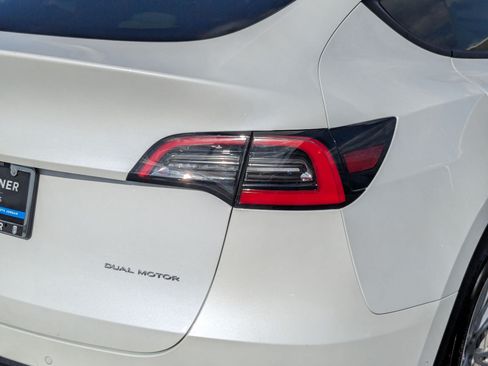 Used 2021 Tesla Model Y Long Range AWD/4WD image 11