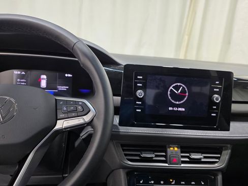 Certified 2025 Volkswagen Taos SE image 17