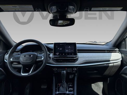 Used 2024 Jeep Compass Latitude image 3