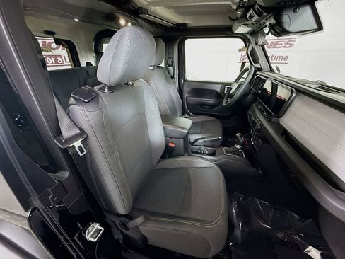 Used 2025 Jeep Wrangler Sport image 28