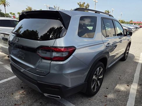 Certified 2023 Honda Pilot Touring image 2