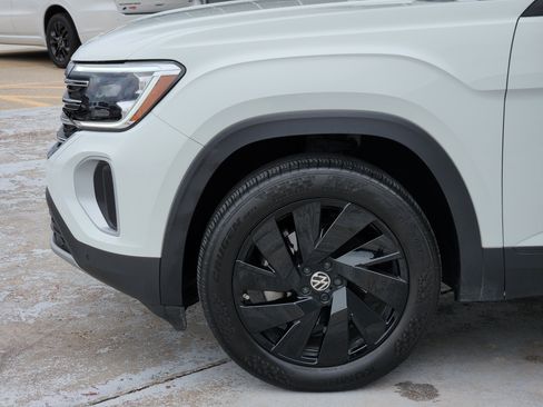 Used 2024 Volkswagen Atlas SE w/ Black Wheel Package FWD image 10