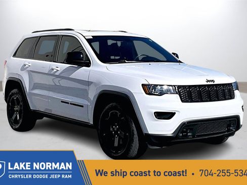 Used 2019 Jeep Grand Cherokee Laredo image 1