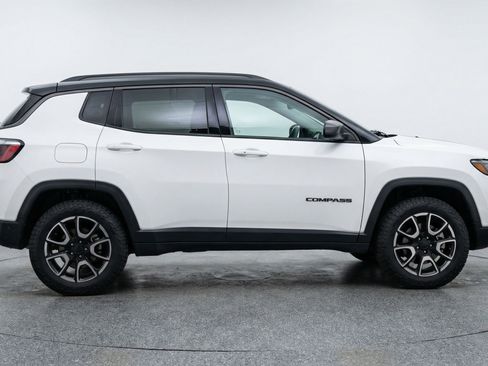 Used 2025 Jeep Compass Trailhawk AWD/4WD image 11