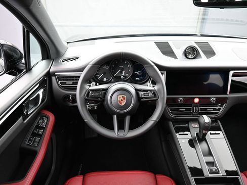 Certified 2025 Porsche Macan AWD/4WD image 18