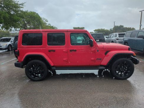 Used 2025 Jeep Wrangler Unlimited Sahara image 5