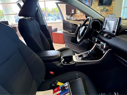 Used 2019 Toyota RAV4 LE w/ Carpet Mat Package AWD/4WD image 28