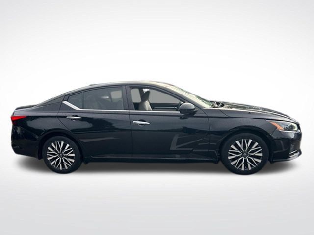 Used 2023 Nissan Altima 2.5 SV FWD image 2
