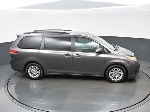 Used 2013 Toyota Sienna XLE image 41