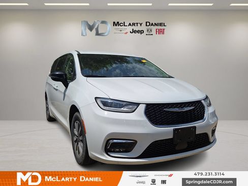Used 2024 Chrysler Pacifica Limited FWD image 1
