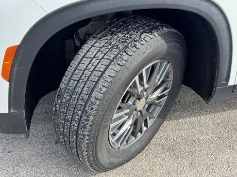 Used 2025 Chevrolet Traverse LT image 40