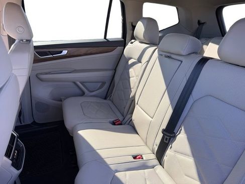 Used 2025 Volkswagen Atlas SE image 16