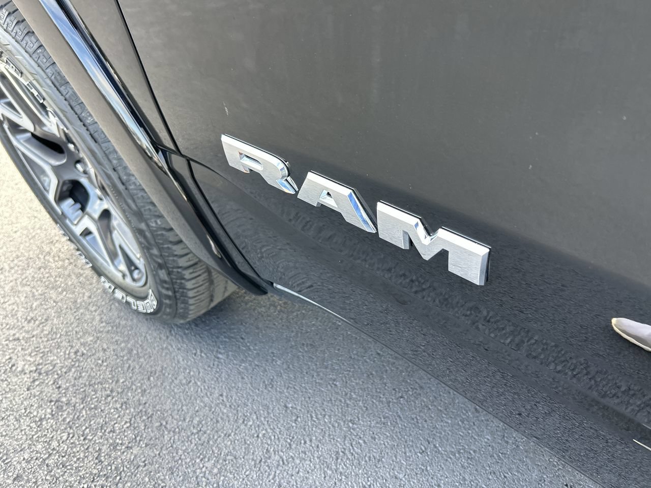Used 2025 RAM 1500 Laramie AWD/4WD image 13