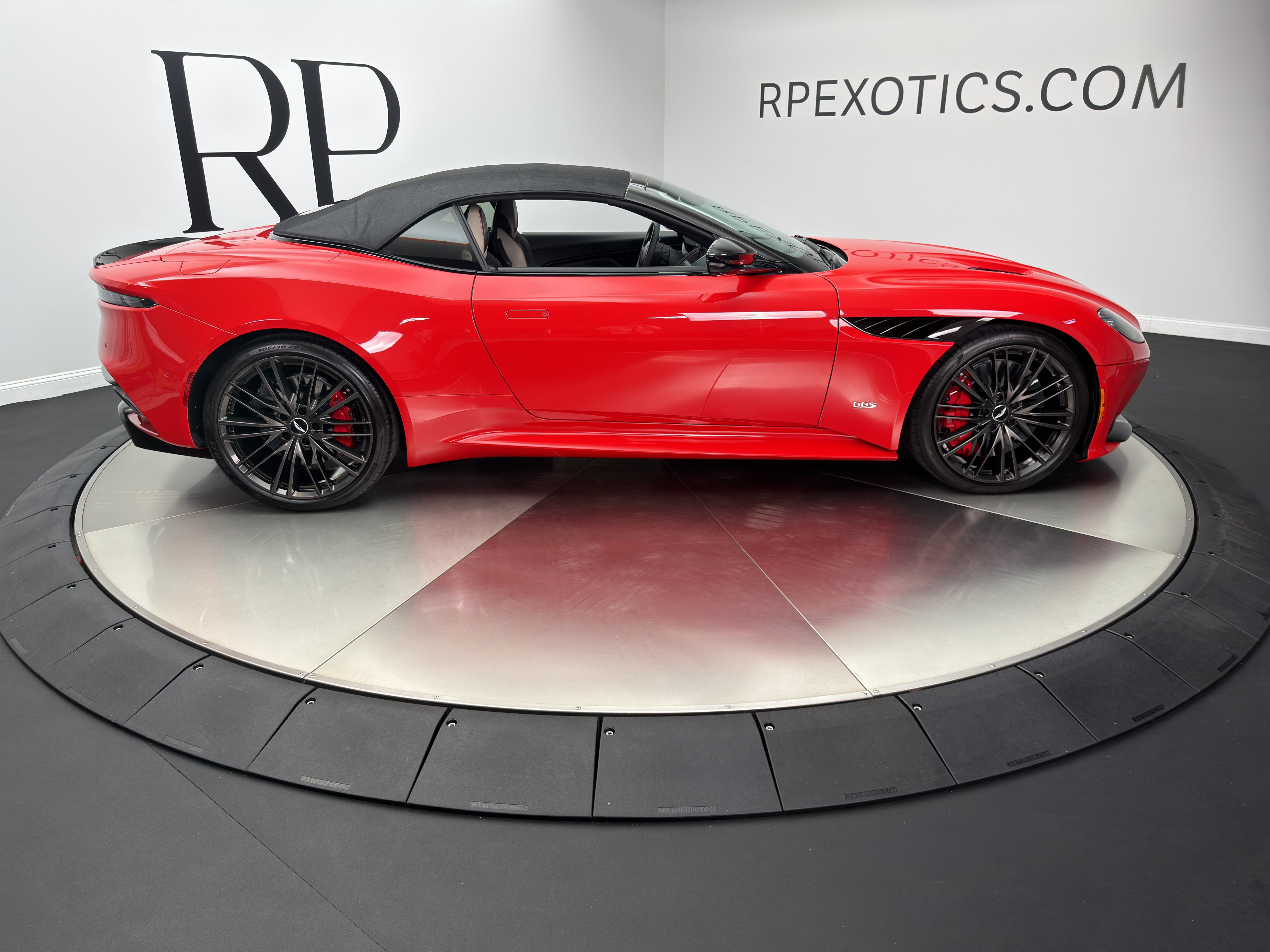 Used 2023 Aston Martin DBS Superleggera Volante RWD image 15