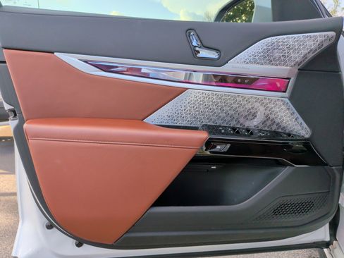 Certified 2023 BMW 760i xDrive w/ Executive Package image 27