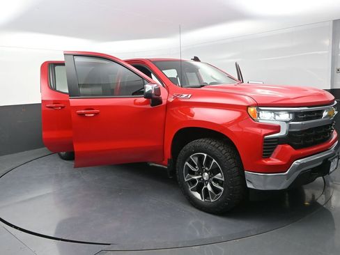 Used 2024 Chevrolet Silverado 1500 LT image 30