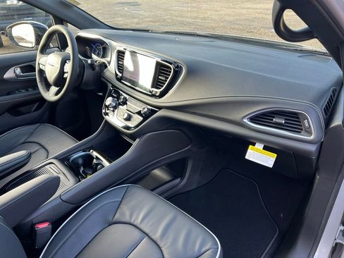 New 2026 Chrysler Pacifica Limited w/ S Appearance Package image 7