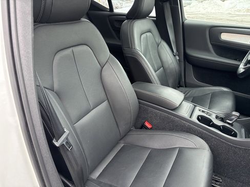 Used 2021 Volvo XC40 T5 Momentum w/ Premium Package image 36