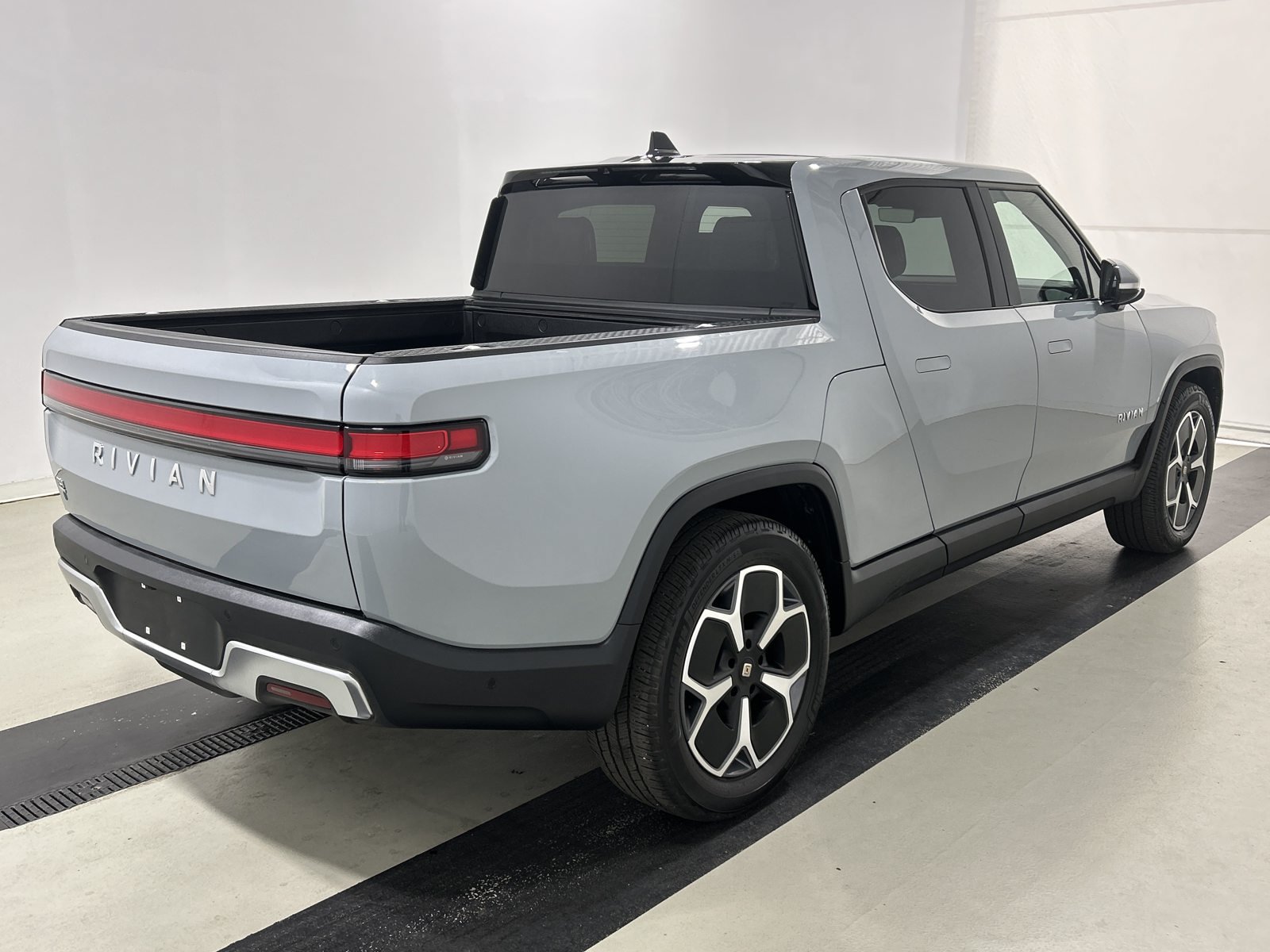 Used 2023 Rivian R1T Adventure Dual AWD/4WD image 5