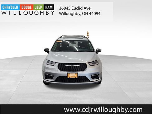 Certified 2023 Chrysler Pacifica Limited FWD image 2