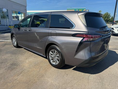 Used 2022 Toyota Sienna XLE FWD image 4