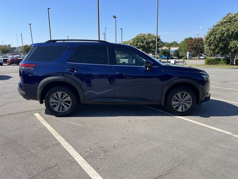 Used 2025 Nissan Pathfinder SV FWD image 4