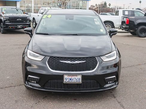 Used 2024 Chrysler Pacifica Select image 6