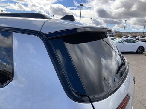 Used 2023 Jeep Grand Cherokee L Laredo image 8