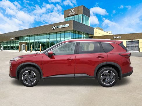 Used 2024 Nissan Rogue SV w/ SV Premium Package image 9