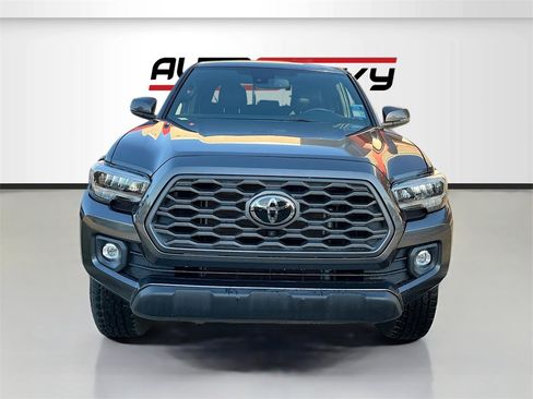 Used 2022 Toyota Tacoma TRD Off-Road image 2