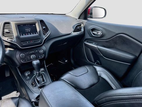 Used 2019 Jeep Cherokee Latitude Plus w/ Comfort/Convenience Group AWD/4WD image 21