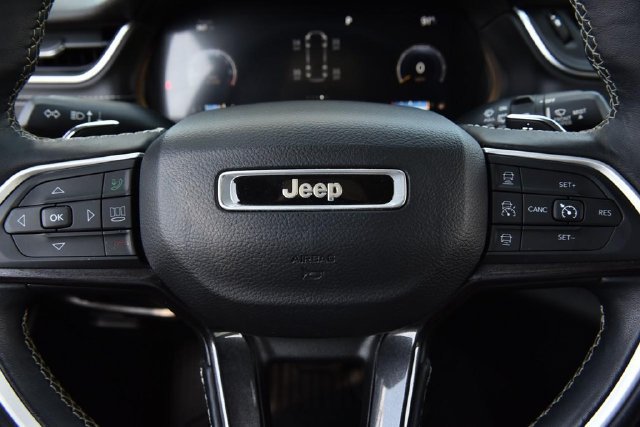 Used 2022 Jeep Grand Cherokee L Laredo w/ Luxury Tech Group I AWD/4WD image 19