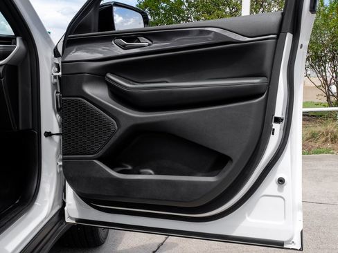 Used 2023 Jeep Grand Cherokee Altitude image 55