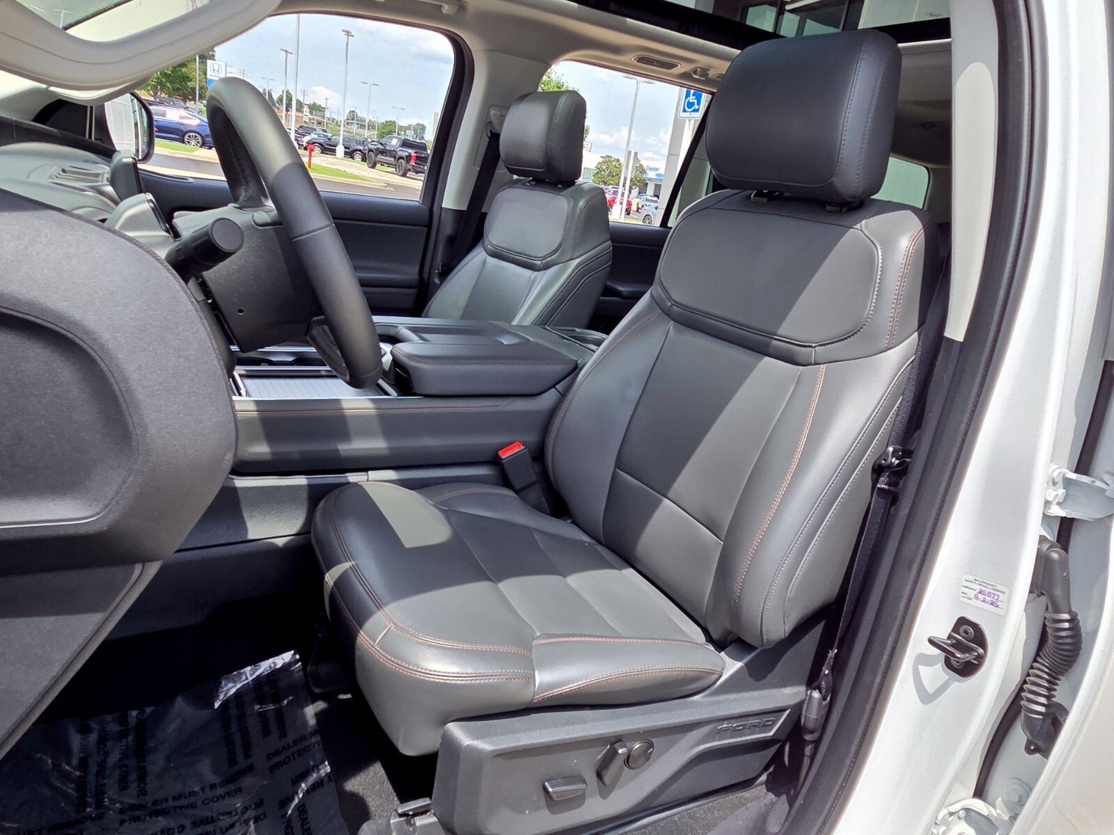 Used 2025 Ford Expedition Active AWD/4WD image 7