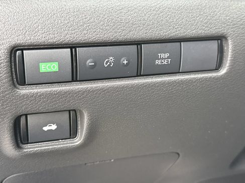 Used 2025 Nissan Sentra SR FWD image 23