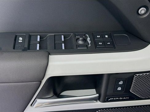 Used 2024 Land Rover Defender 110 S image 20