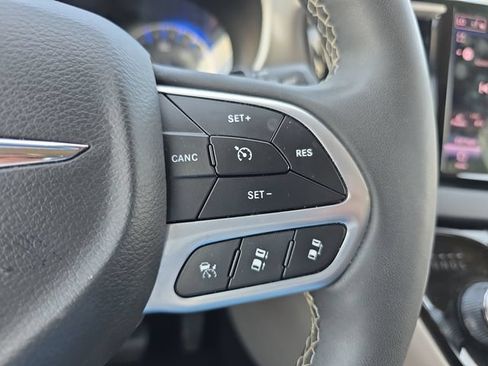 Used 2023 Chrysler Pacifica Touring-L FWD image 21