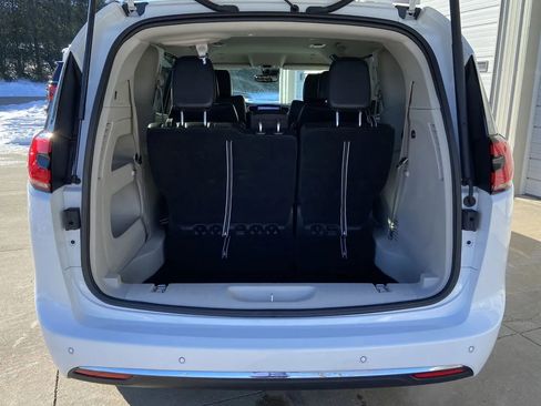 Used 2024 Chrysler Pacifica Touring-L image 25