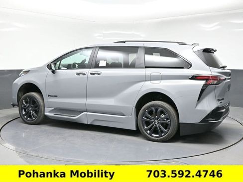 Used 2026 Toyota Sienna XSE FWD image 17