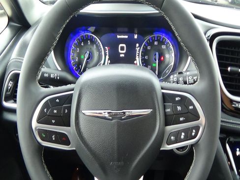 Used 2026 Chrysler Pacifica Limited FWD image 25