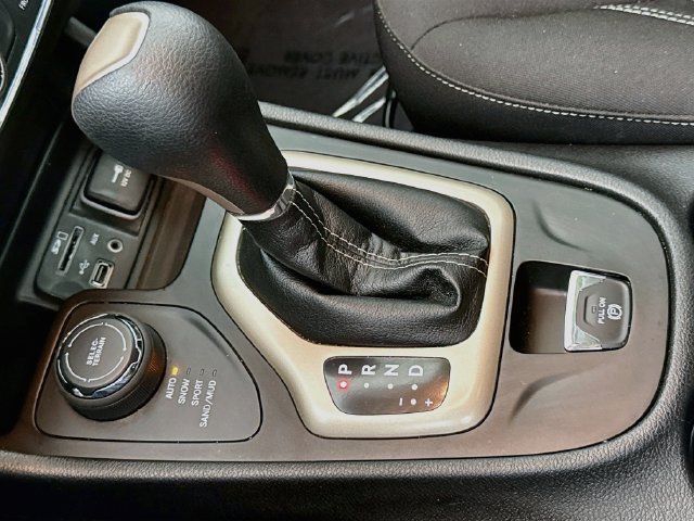 Used 2017 Jeep Cherokee Sport w/ Cold Weather Group AWD/4WD image 15