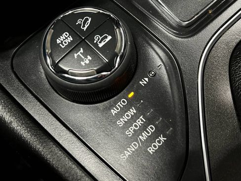Used 2019 Jeep Cherokee Trailhawk AWD/4WD image 32