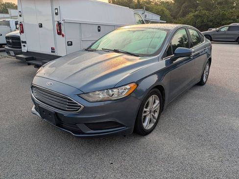 Used 2018 Ford Fusion SE w/ Fusion SE Technology Package FWD image 4