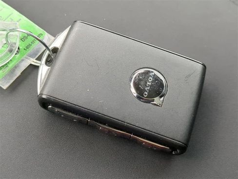 Certified 2025 Volvo XC90 B5 Core w/ Protection Package Premier image 34