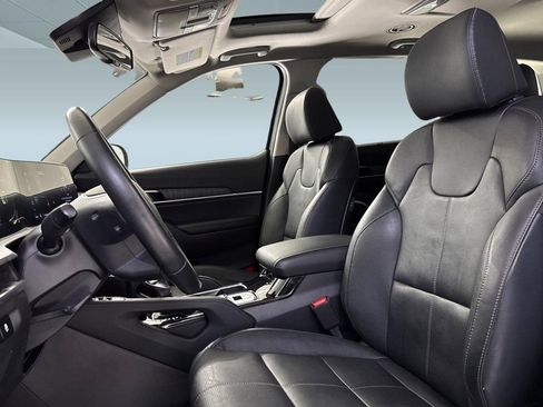 Used 2023 Kia Telluride EX w/ EX Captain's Chair Package FWD image 5