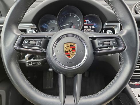 Certified 2022 Porsche Macan image 9