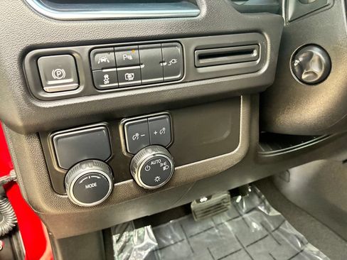 Used 2022 Chevrolet Suburban RST w/ Sport Performance Package RWD image 26