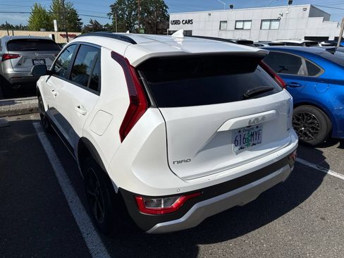 Used 2023 Kia Niro EX FWD image 4