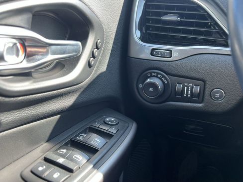 Used 2019 Jeep Cherokee Limited image 18